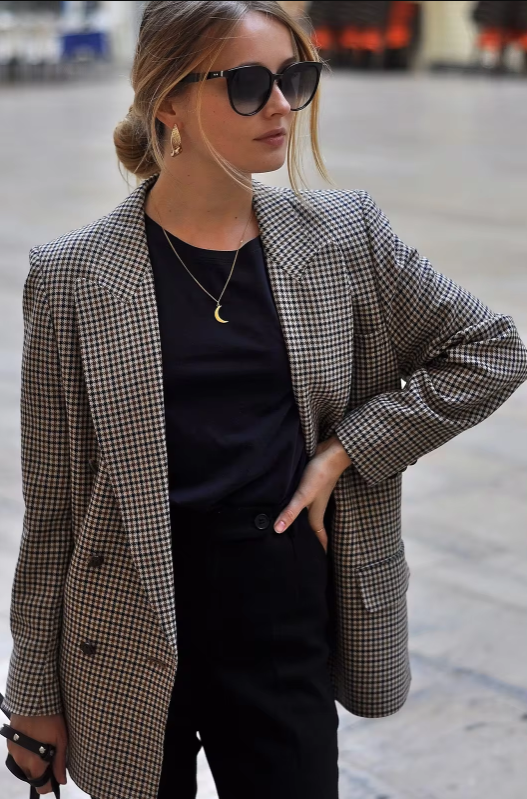 "Vintage rutig damkavaj med dubbelknäppning, tidlöst rutmönster, elegant skräddarsydd passform, kvinnor blazers mode."