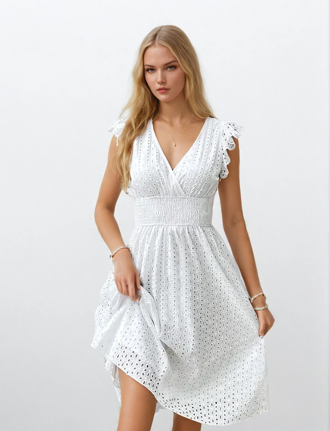 Vit dam midiklänning i lätt polyester med elegant, stilren design, perfekt för sommarmode och formella tillfällen.