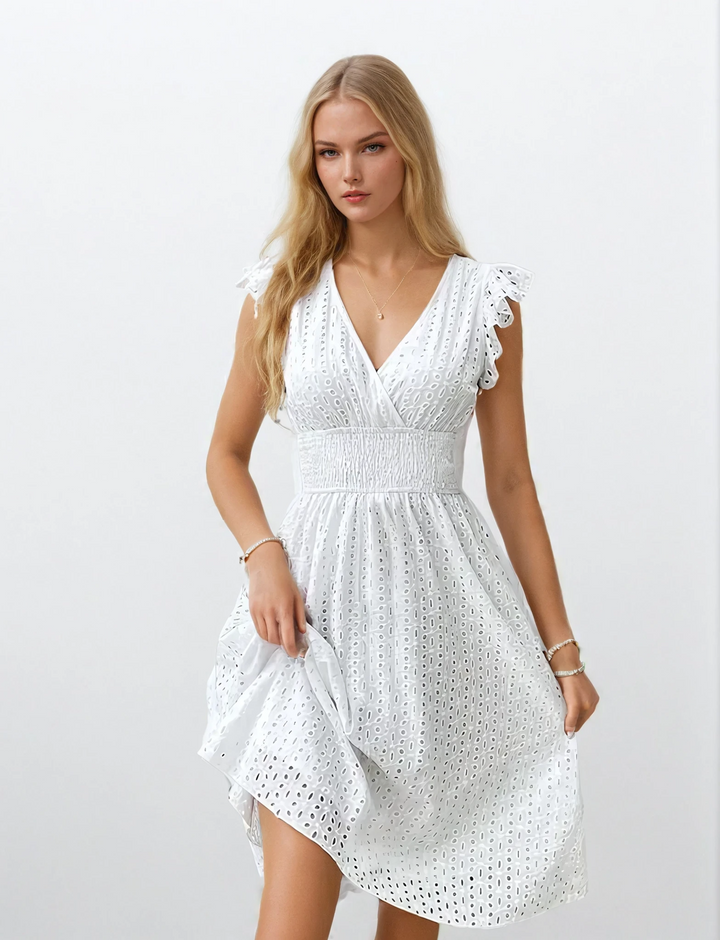 Vit dam midiklänning i lätt polyester med elegant, stilren design, perfekt för sommarmode och formella tillfällen.