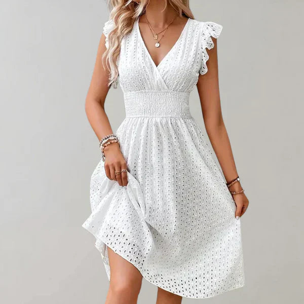 Vit dam midiklänning i lätt polyester med elegant, stilren design, perfekt för sommarmode och formella tillfällen.