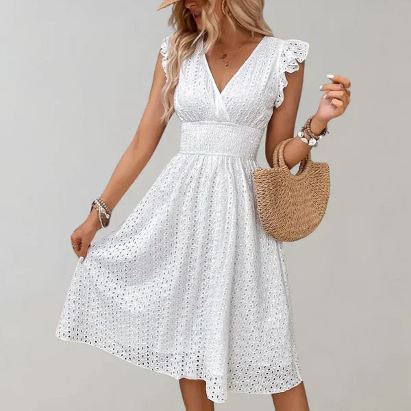 Vit dam midiklänning i lätt polyester med elegant, stilren design, perfekt för sommarmode och formella tillfällen.