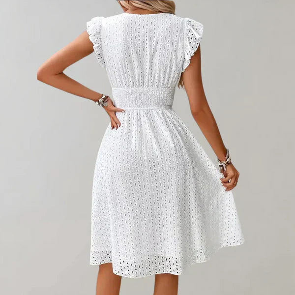 Vit dam midiklänning i lätt polyester med elegant, stilren design, perfekt för sommarmode och formella tillfällen.