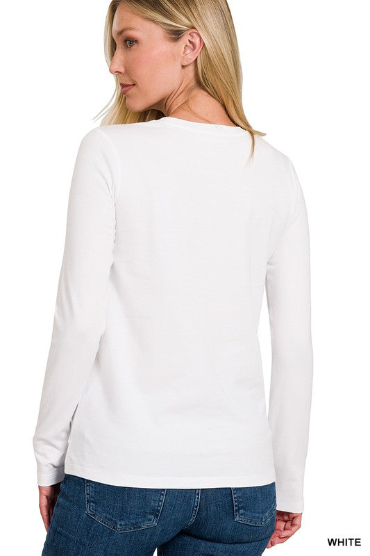 "Vit långärmad dam T-shirt med crew neck, perfekt passform, tidlös design, del av mångsidig basgarderob."