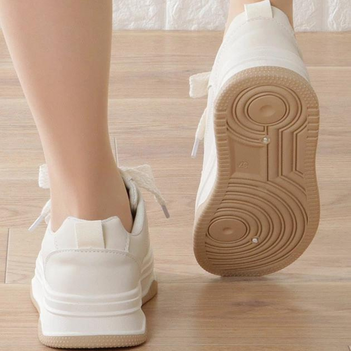 "Vita chunky sneakers för kvinnor med plattformssula, snörning och vulkaniserad sula, passar för moderna vardagsäventyr."