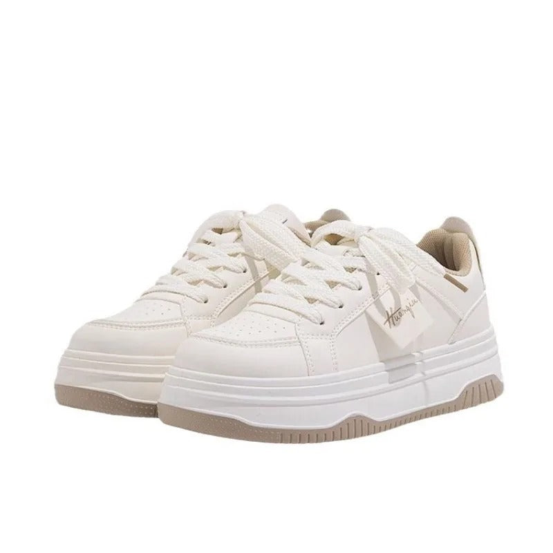 "Vita chunky sneakers för kvinnor med plattformssula, snörning och vulkaniserad sula, passar för moderna vardagsäventyr."