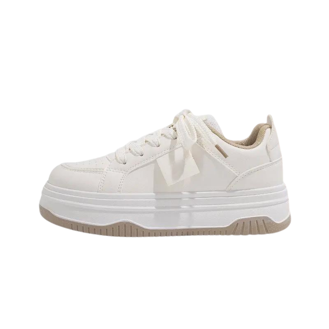 "Vita chunky sneakers för kvinnor med plattformssula, snörning och vulkaniserad sula, passar för moderna vardagsäventyr."