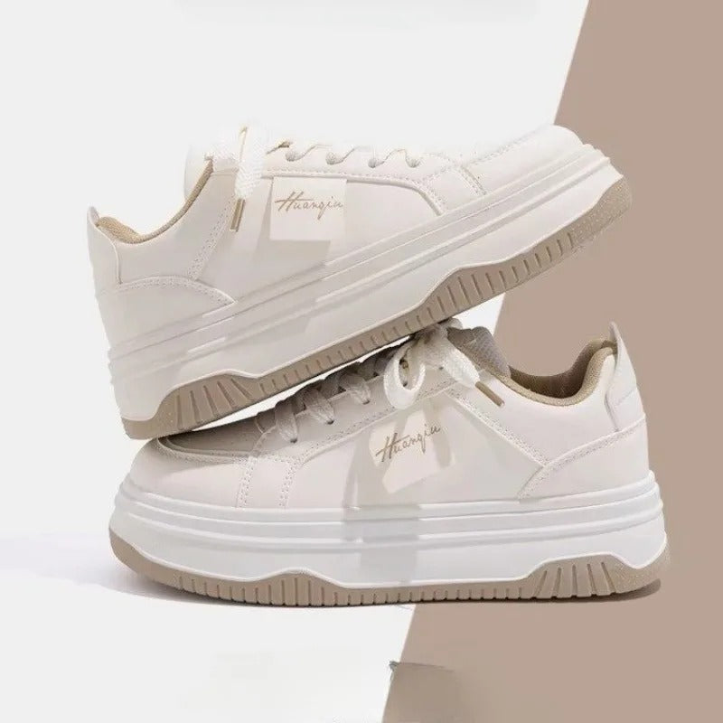 "Vita chunky sneakers för kvinnor med plattformssula, snörning och vulkaniserad sula, passar för moderna vardagsäventyr."