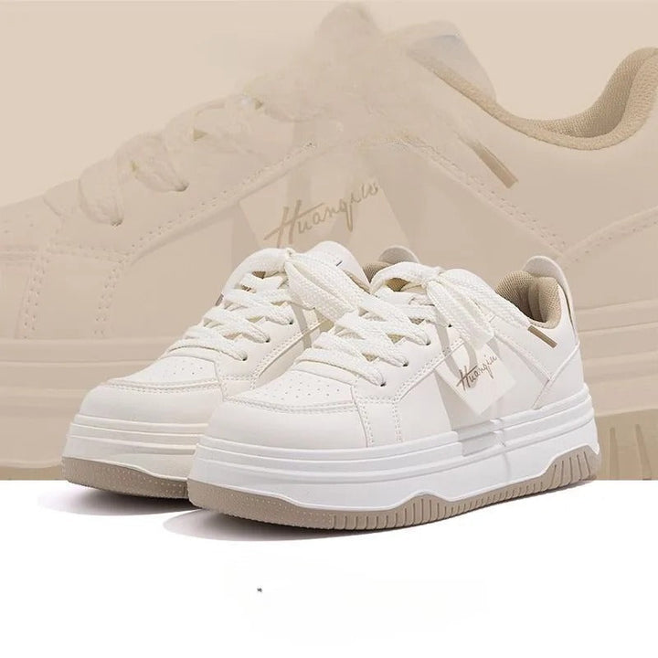 "Vita chunky sneakers för kvinnor med plattformssula, snörning och vulkaniserad sula, passar för moderna vardagsäventyr."