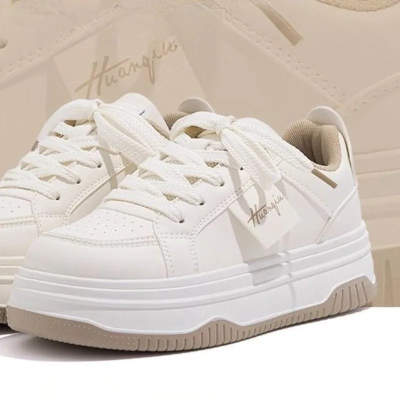 "Vita chunky sneakers för kvinnor med plattformssula, snörning och vulkaniserad sula, passar för moderna vardagsäventyr."