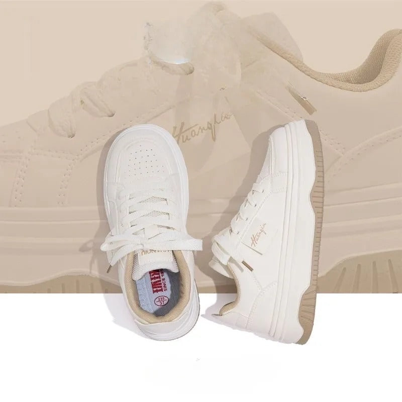"Vita chunky sneakers för kvinnor med plattformssula, snörning och vulkaniserad sula, passar för moderna vardagsäventyr."