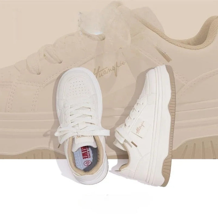 "Vita chunky sneakers för kvinnor med plattformssula, snörning och vulkaniserad sula, passar för moderna vardagsäventyr."
