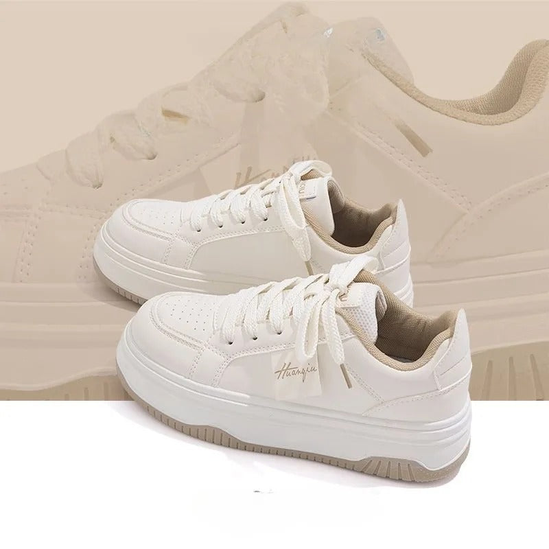 "Vita chunky sneakers för kvinnor med plattformssula, snörning och vulkaniserad sula, passar för moderna vardagsäventyr."
