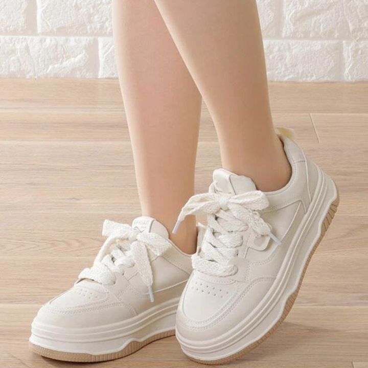 "Vita chunky sneakers för kvinnor med plattformssula, snörning och vulkaniserad sula, passar för moderna vardagsäventyr."