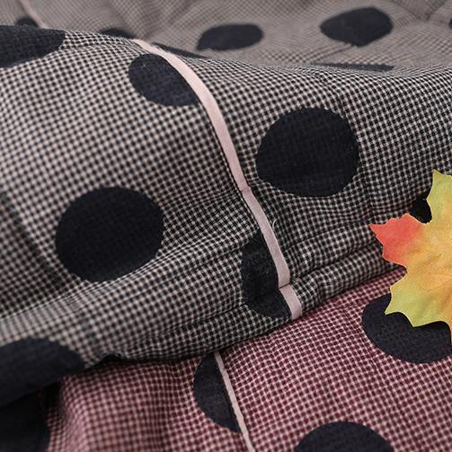 V-ringad damjacka med rutig och prickig design, knappar framtill, ger chic stil, perfekt för vår och höst.