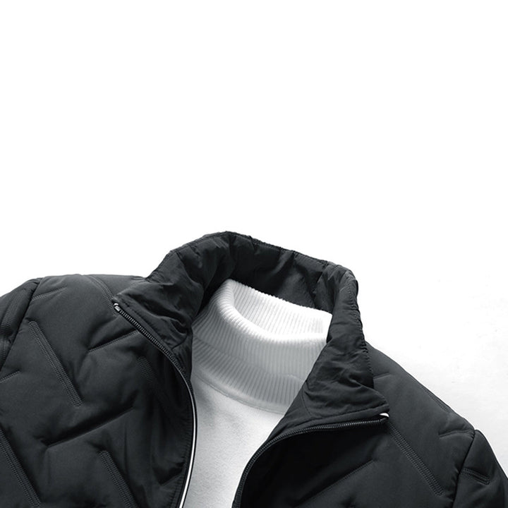 "Värmande herrjacka i modern design, mjukt material, trendig stil, perfekt för kalla dagar."