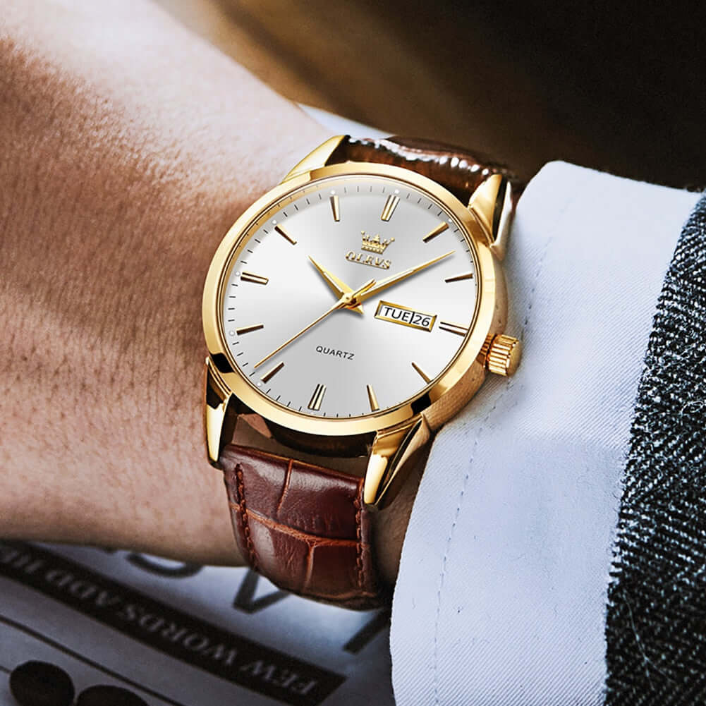 Elegant Läderklocka med Tidlös Design