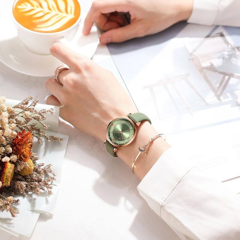 Elegant Vattentät Klocka med Läderarmband