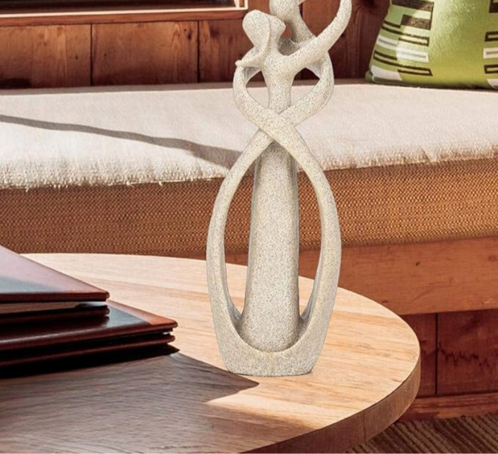 Konstnärlig abstrakt skulptur, perfekt dekoration som uttrycker kärlek och tidlöshet i hemmet.