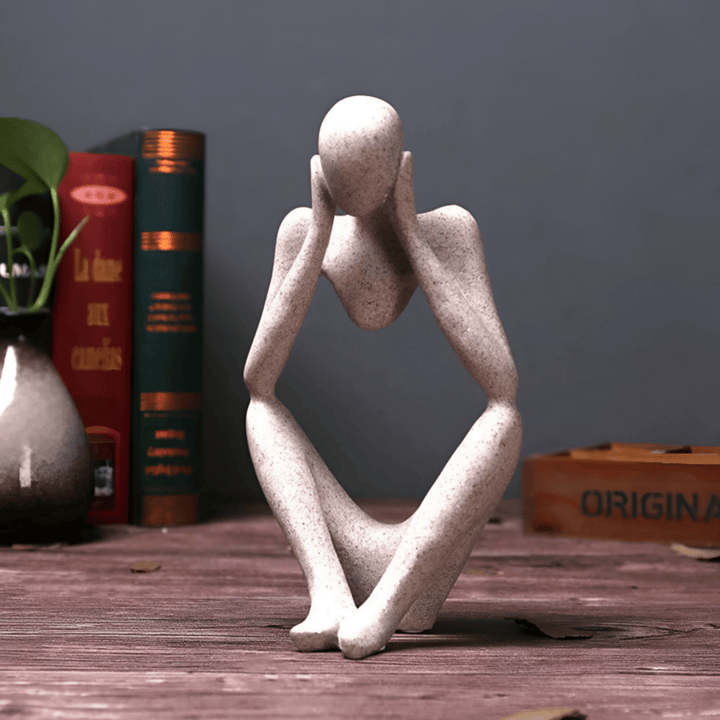 Abstrakt Tänkaren figur som modern inredningsdetalj i vardagsrum, elegant designskulptur.