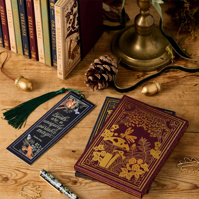 Adventskalender med fokus på miljövänliga pappersskatter och anteckningsböcker för vinterpyssel.