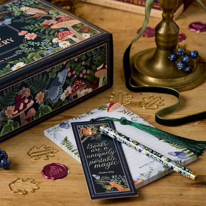 Vacker adventskalender för vuxna & barn, fylld med pappersvaror & pysselmaterial för julen.