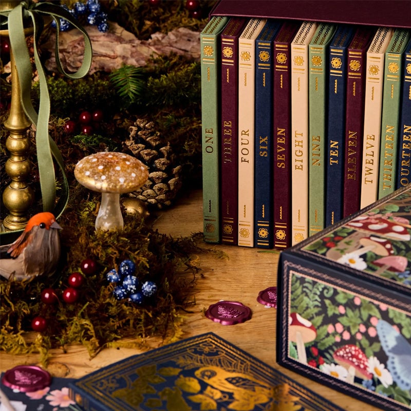 Miljövänlig adventskalender med 24 dagar av pyssel och kreativa pappersskatter för vintern.