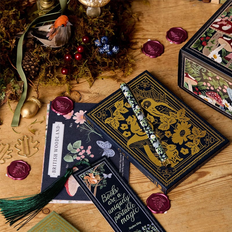 Samling av pappersskatter: anteckningsböcker, pennor från en adventskalender med pysseltema.