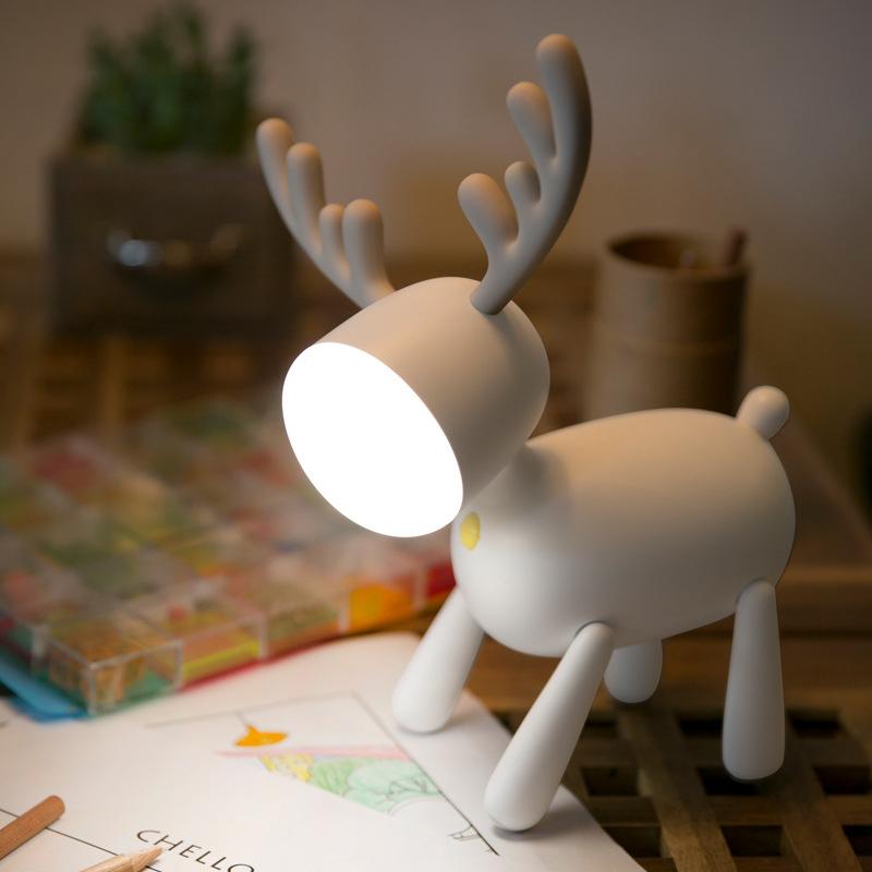 "Älg nattlampa för barnrum, 360-graders justerbar, vit och mjuk belysning, bärbar bordslampa, med trendig design."