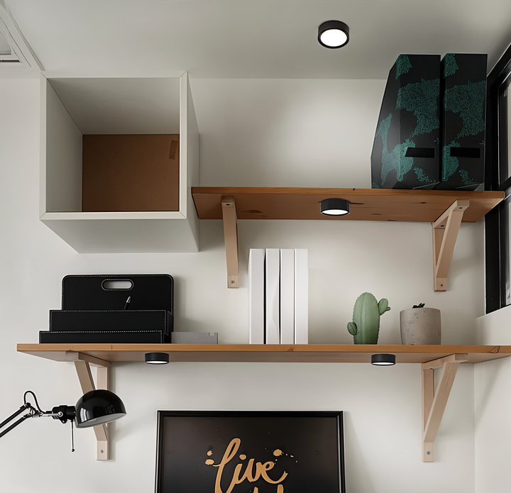Smal design LED taklampa, en modern rund belysningsarmatur.