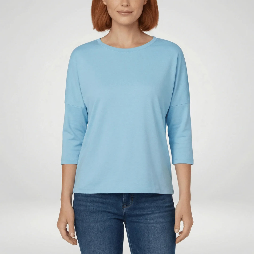 Alyssa dam t-shirt, enfärgad med rundhals och trekvartsärm. Ett mångsidigt basplagg för kvinnor.
