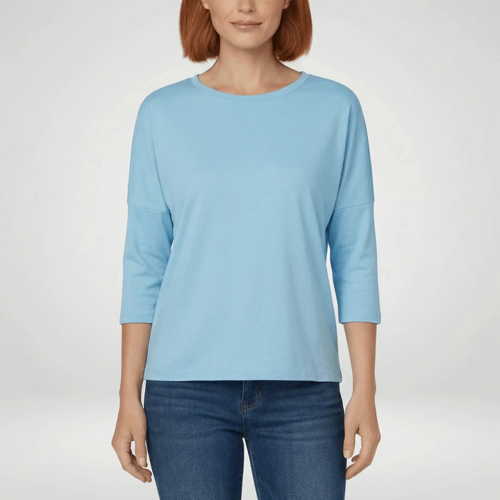 Alyssa dam t-shirt, enfärgad med rundhals och trekvartsärm. Ett mångsidigt basplagg för kvinnor.