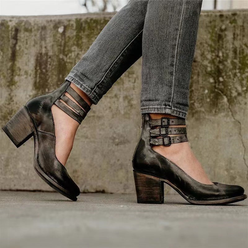 Fokus på Amalia pumps bekväma häl och eleganta linjer, perfekta för kontorsbruk.