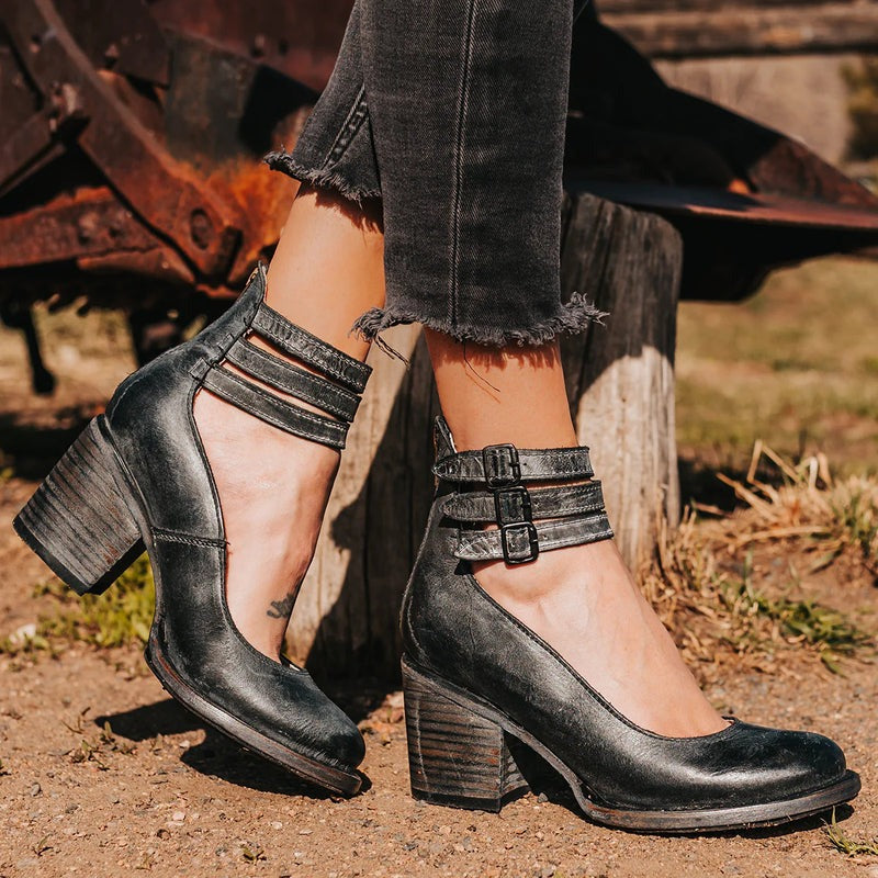 Svart Amalia pump på modell, visar elegant design, bekväm passform och halkfri sula.