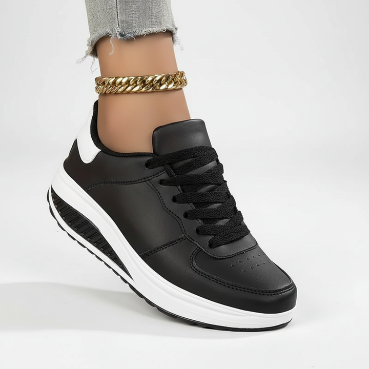 Sidovy av vita Amelie ortopediska sneakers, stilrena fritidsskor med fokus på komfort.