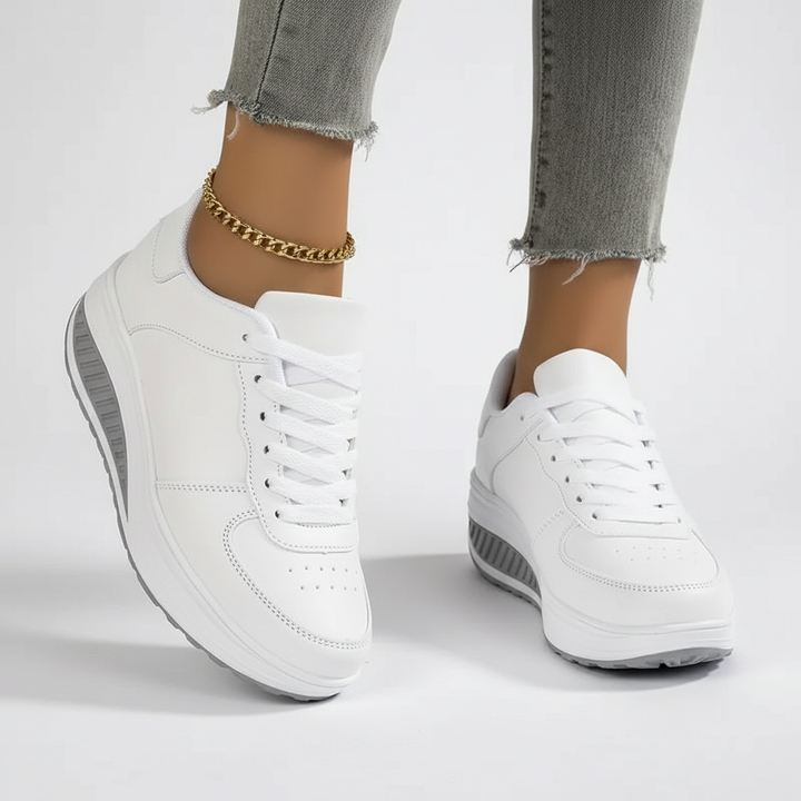 Amelie fotvänliga sneakers framifrån, rymlig design & dämpning för vardagens komfort.
