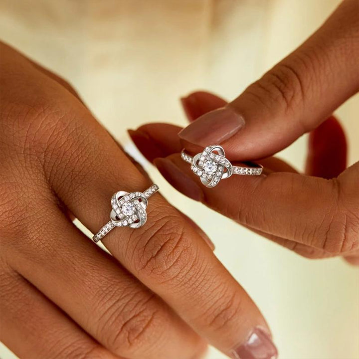Ändlös Knytande Vänskapsring och halsband i silver, symboliserar evigt band; perfekt för kvinnor och speciella tillfällen.