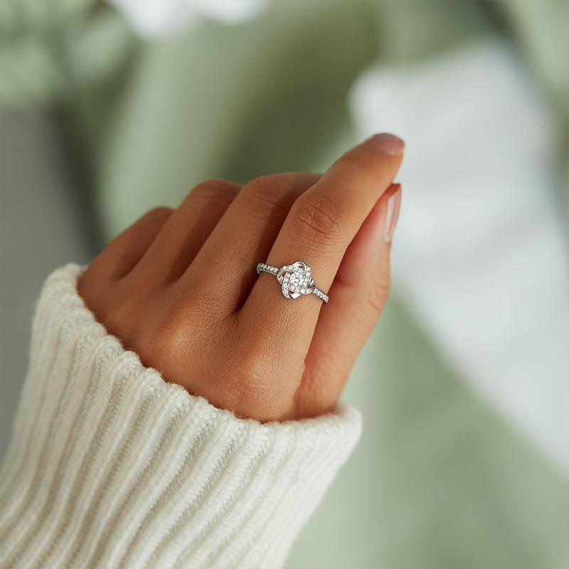 Ändlös Knytande Vänskapsring och halsband i silver, symboliserar evigt band; perfekt för kvinnor och speciella tillfällen.