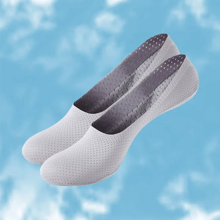 Andningsbara silkesstrumpor för sommar, ljus beige färg med silikonhälgrepp, svala och antibakteriella för optimal komfort.