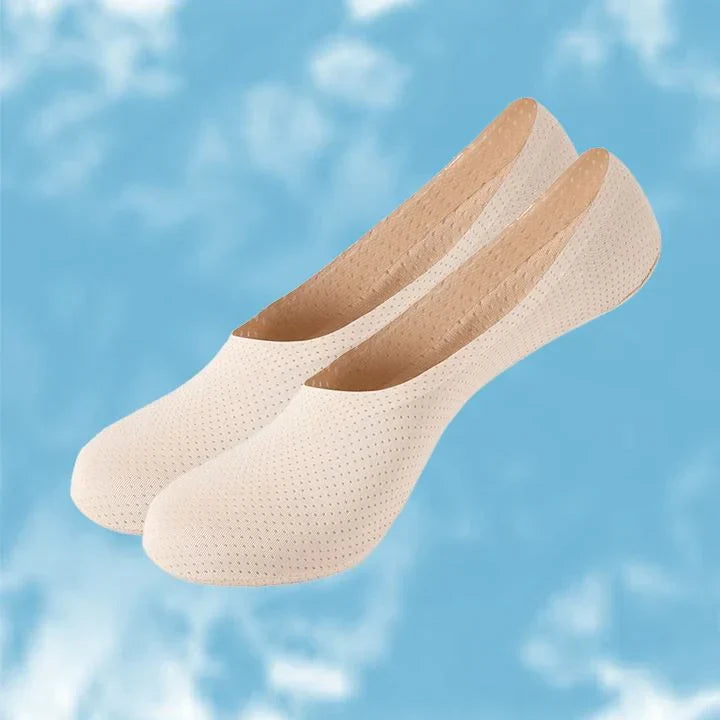 Andningsbara silkesstrumpor för sommar, ljus beige färg med silikonhälgrepp, svala och antibakteriella för optimal komfort.