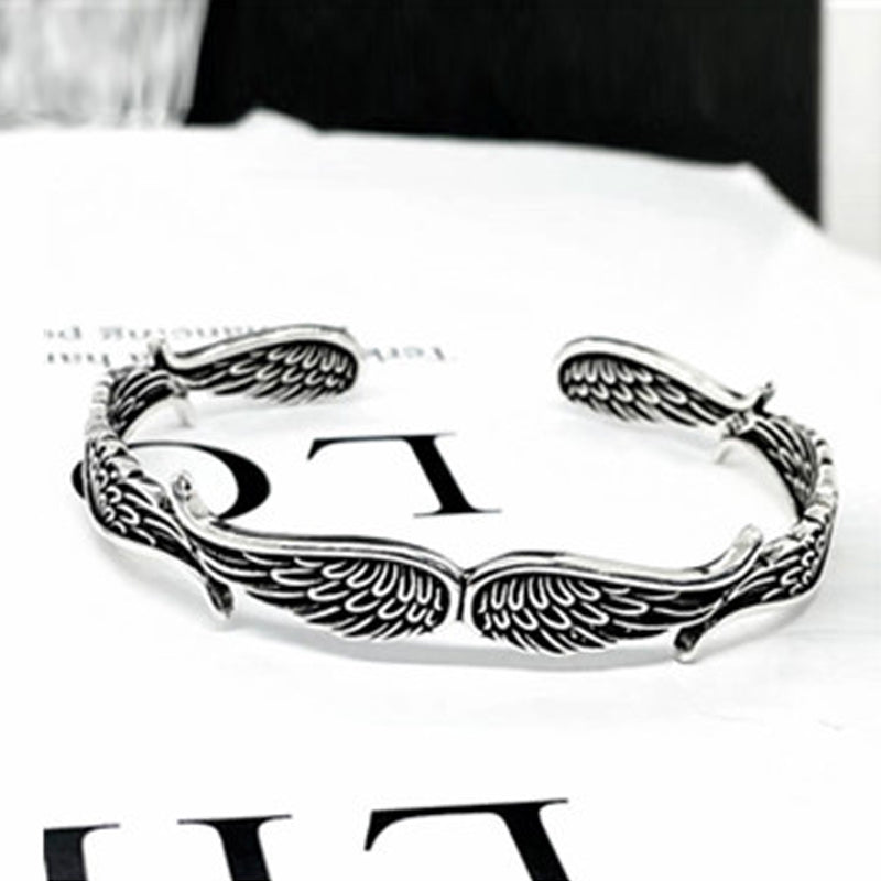 "Änglavingar armband i koppar vintagestil, unisex design, justerbar, symbol för skydd och mod, elegant och tidlös look."