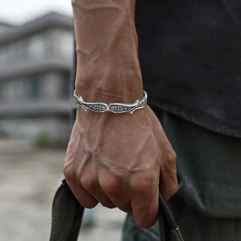 "Änglavingar armband i koppar vintagestil, unisex design, justerbar, symbol för skydd och mod, elegant och tidlös look."