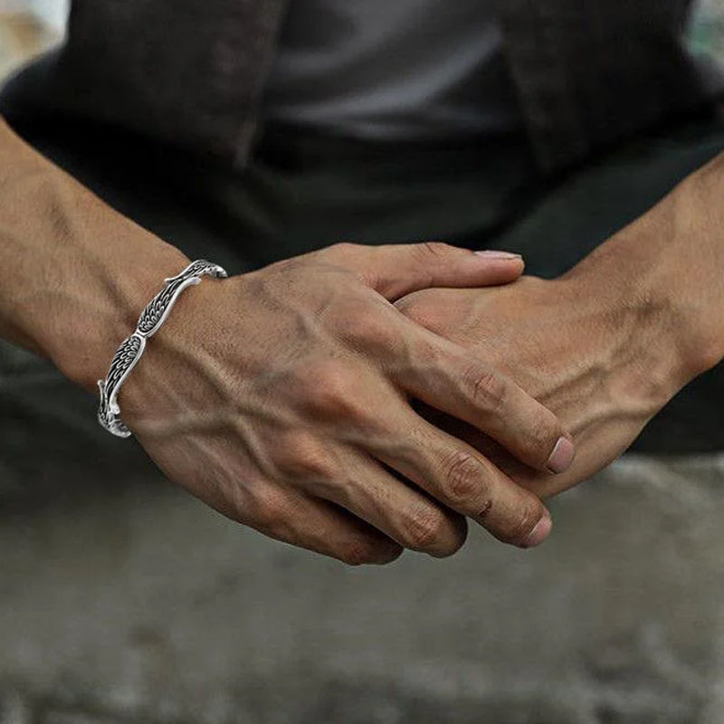 "Änglavingar armband i koppar vintagestil, unisex design, justerbar, symbol för skydd och mod, elegant och tidlös look."