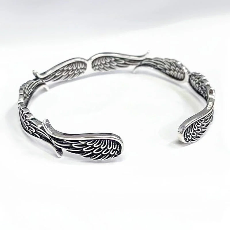 "Änglavingar armband i koppar vintagestil, unisex design, justerbar, symbol för skydd och mod, elegant och tidlös look."