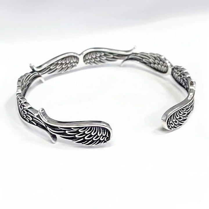 "Änglavingar armband i koppar vintagestil, unisex design, justerbar, symbol för skydd och mod, elegant och tidlös look."
