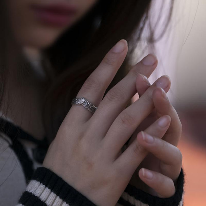 "Änglavinge ring i silver för kvinnor med justerbar storlek, elegant design, symboliserar hopp och kärlek, nickfri."