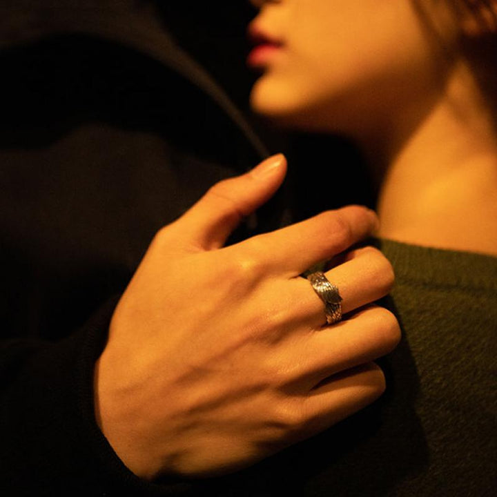 "Änglavinge ring i silver för kvinnor med justerbar storlek, elegant design, symboliserar hopp och kärlek, nickfri."