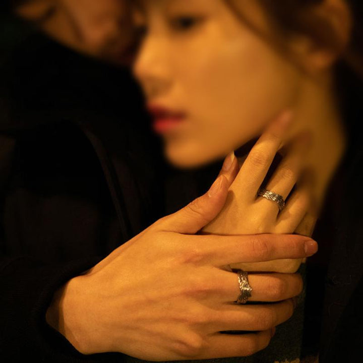 "Änglavinge ring i silver för kvinnor med justerbar storlek, elegant design, symboliserar hopp och kärlek, nickfri."