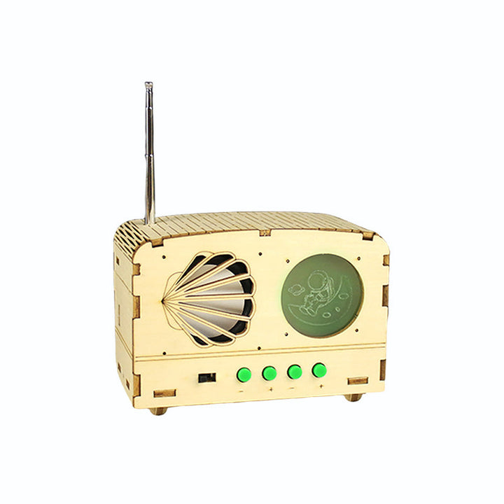 Anpassningsbar DIY-radio för barn och vuxna, trä och elektroniska komponenter, samlas själv, pedagogiskt teknikprojekt.