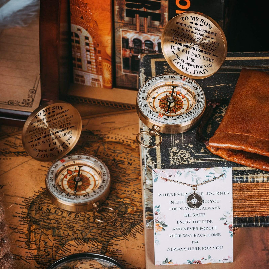 "Antik graverad kompass i koppar som gåva till son, visar handhållen elegans och inspirerande gravyrmeddelande."