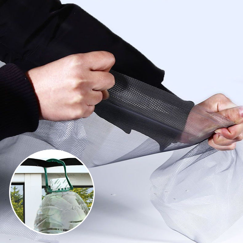 "Antimygg självhäftande fönsterskärm i vit nylon monterad på fönster, skyddar mot insekter och tillåter fri luftcirkulation."